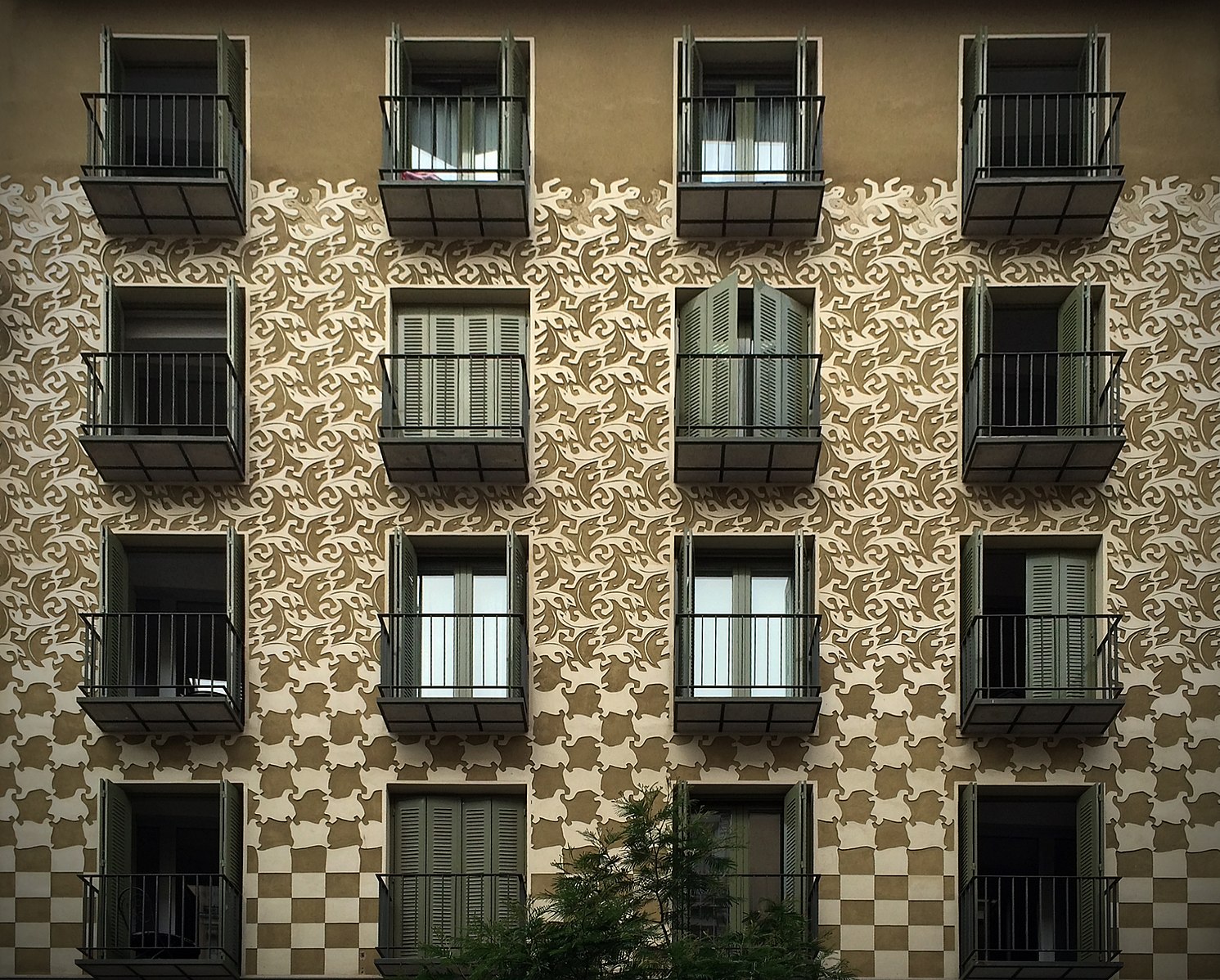 Álvaro Ibáñez, calle Conde de Romanones 14, de Madrid, con sus Reptiles de M.C. Escher.