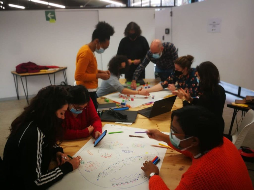 Personas participando en el Bootcamp de inDICEs celebrado el 23 y 24 de noviembre de 2022 en el Canòdrom