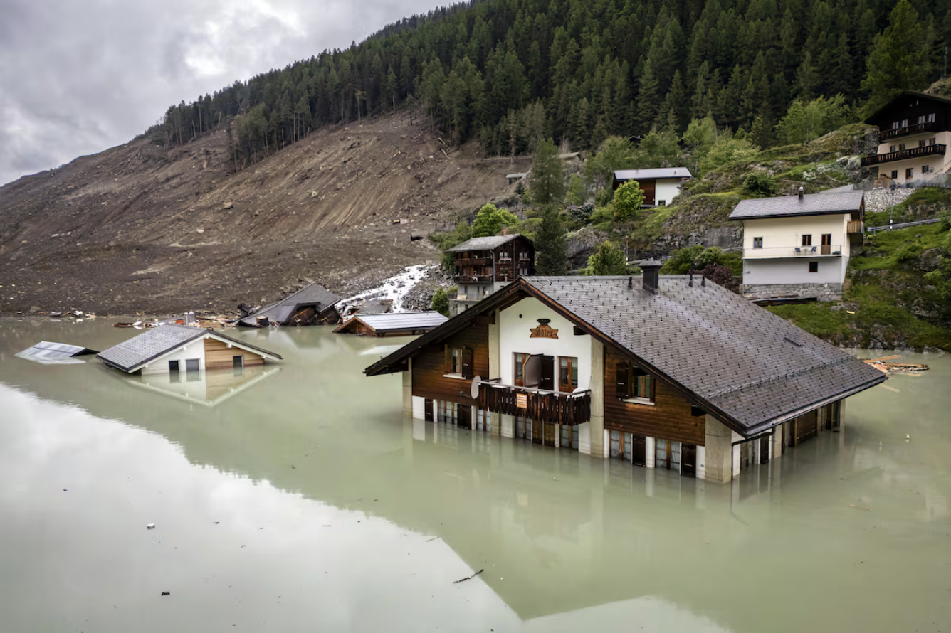 Vista aérea del pueblo suizo de Blatten un día después de la enorme avalancha provocada por el desprendimiento del glaciar Birch