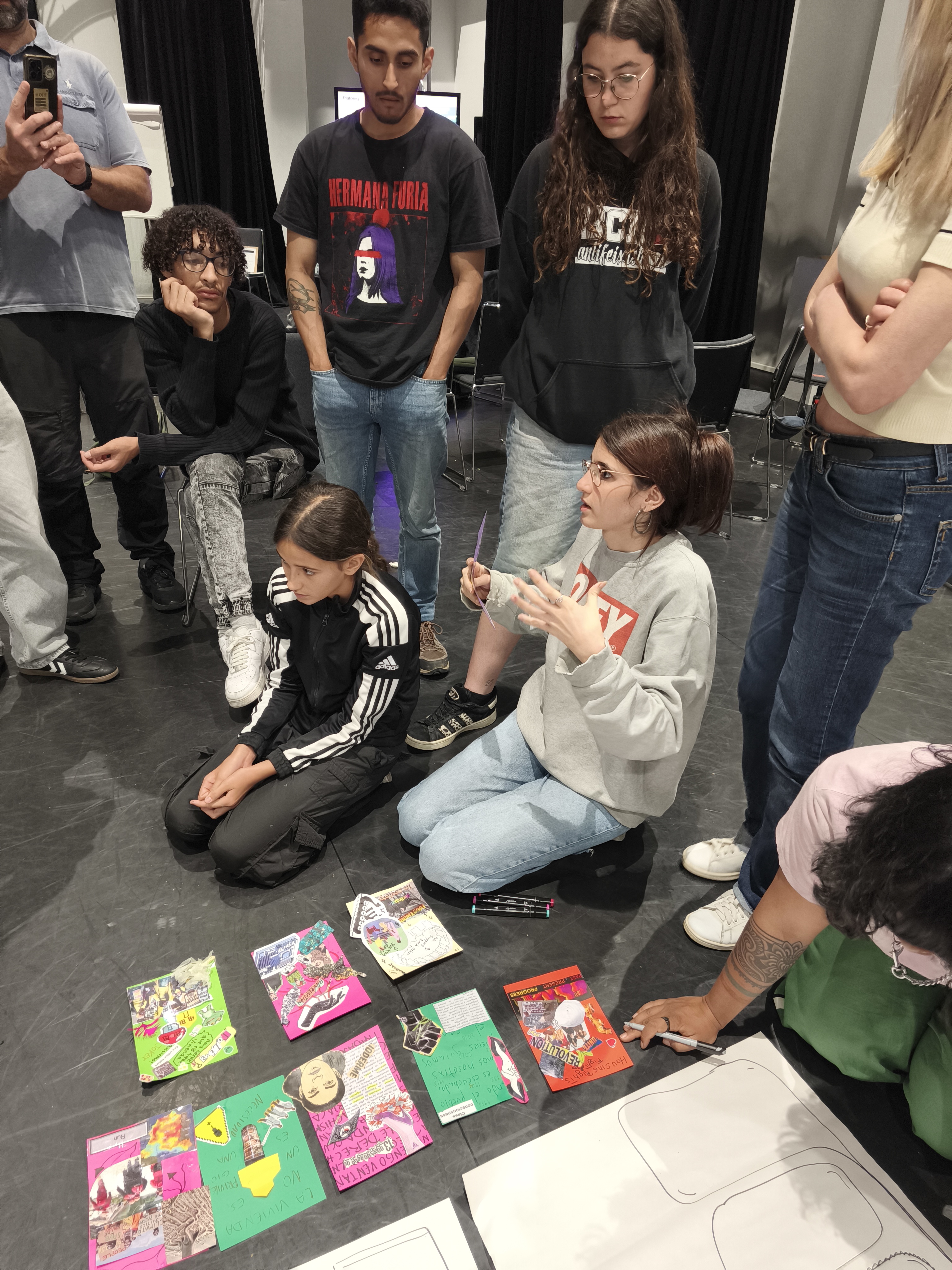 Jóvenes de Manchester y el Kasal de Roquetes durante el taller